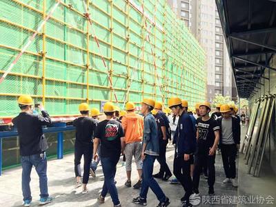 陜建一建集團第二公司曲江綜合文化活動中心項目部迎來陜西建筑職工大學學生參觀教學演示